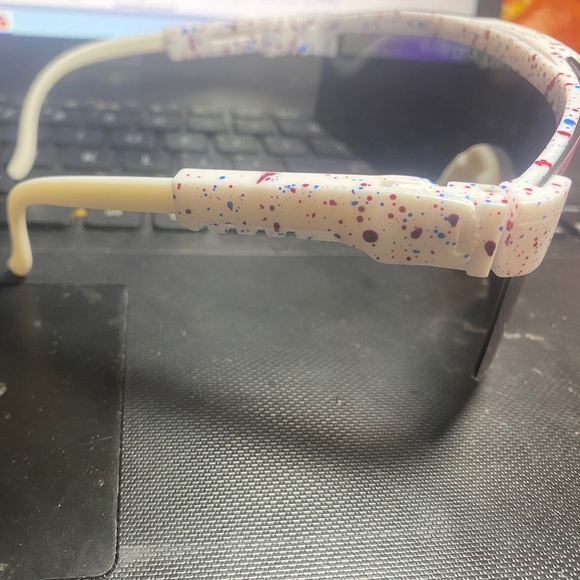 Sunglasses - Picture 3 of 5